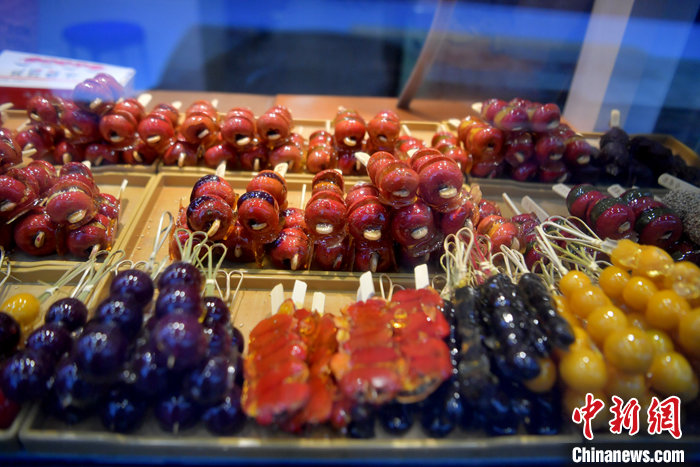 图为长春一商家售卖的由葡萄、菇娘、蜜枣制作的冰糖葫芦。 中新社记者 张瑶 摄