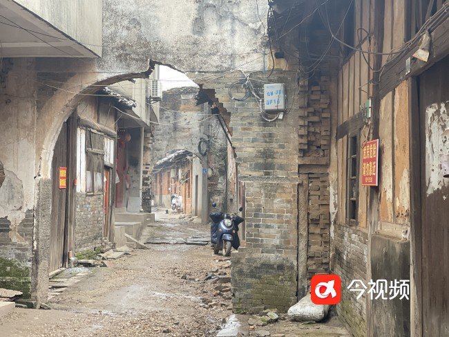 走在老街房屋穿梭在历史长河