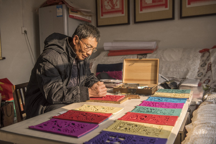 来逢强正在制作“过门笺”。陈光金 摄