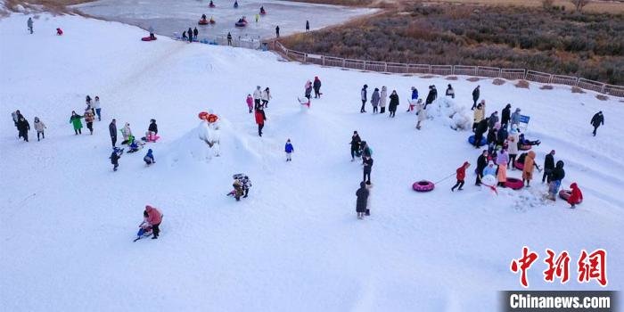 2022年12月31日，第五屆敦煌文博冰雪嘉年華活動開幕，吸引了眾多游客參與滑雪項目。王斌銀　攝