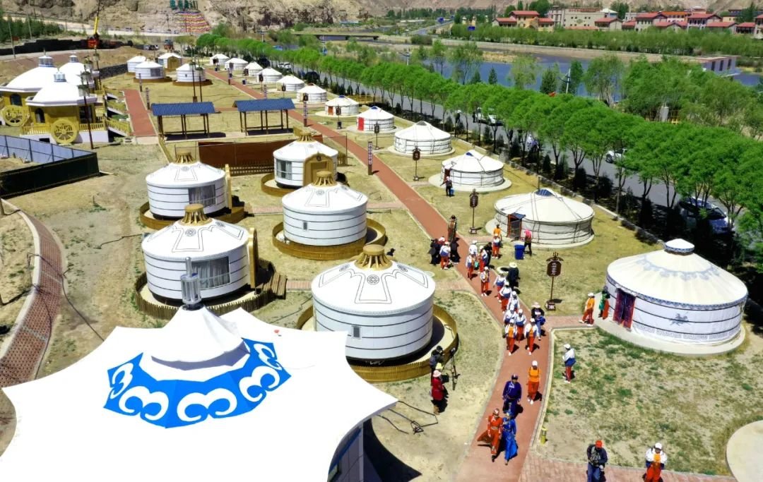 ↑2022年5月16日，甘肃省张掖市肃南裕固族自治县白银蒙古族乡西牛毛村喀尔喀民俗风情区一角。当日，甘肃省张掖市肃南裕固族自治县白银蒙古族乡西牛毛村敖包节暨喀尔喀民俗风情区启动，吸引周边游客前来体验。
