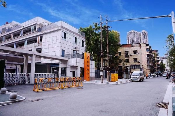 改造完成的鹦鹉小道宽敞明亮。