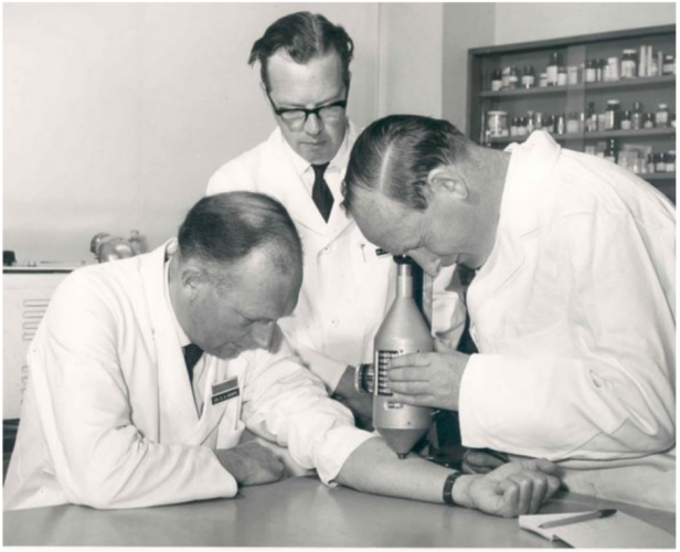 亚当斯博士-左，约翰·尼科尔森博士和R·柯布先生研究炎症程度（图片来源: The Boots Archive）