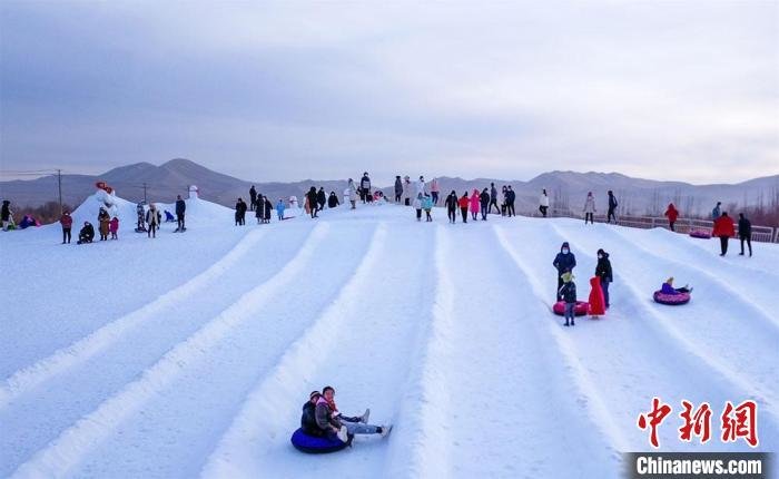 图为游客体验雪道速滑项目。　王斌银 摄