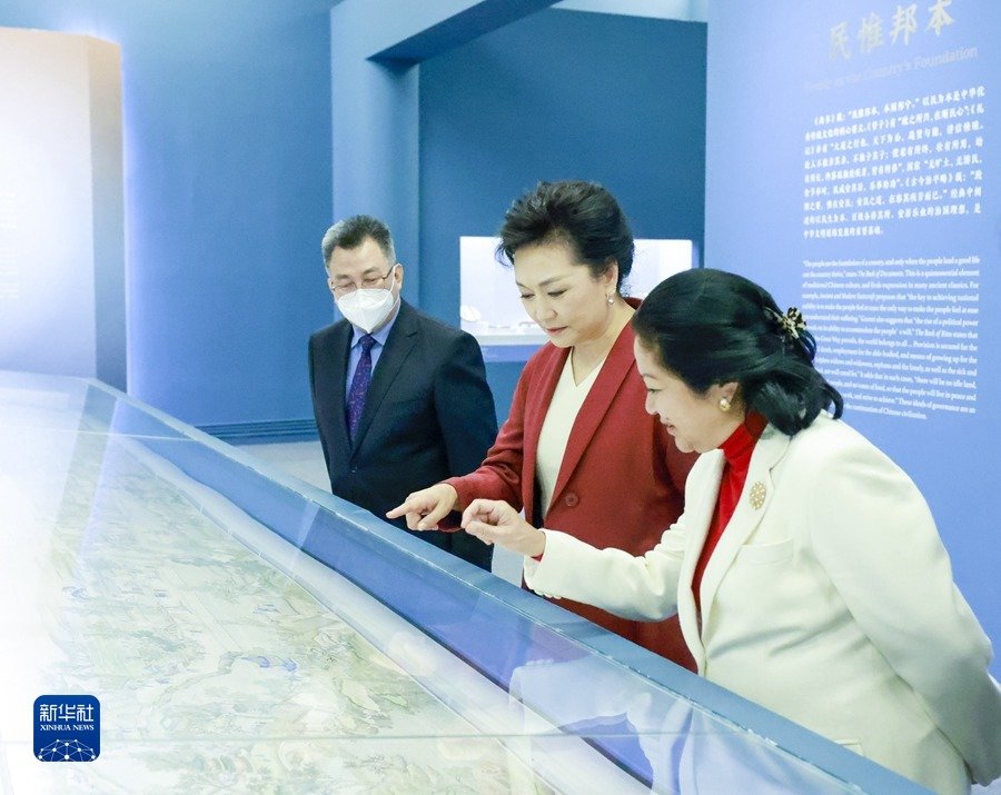 1月4日，国家主席习近平夫人彭丽媛与陪同菲律宾总统马科斯对中国进行国事访问的总统夫人丽莎共同参观中国国家博物馆。新华社记者丁林摄