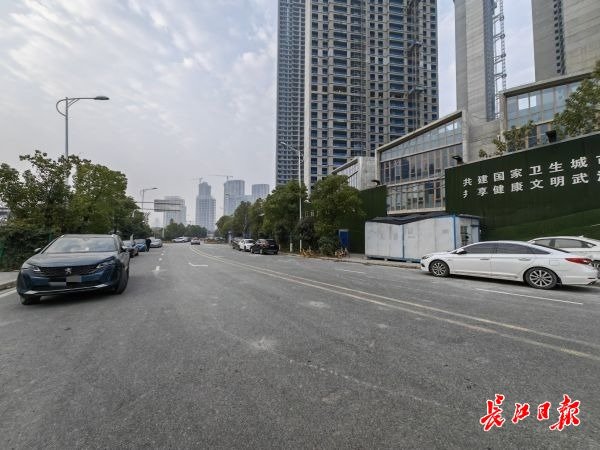 停放在老关路上的车。记者邓小龙　摄