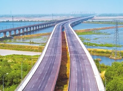 航城大道等5条跨府河通道开工建设，联通武汉主城通道增至18条、112车道，加快黄陂对接武汉主城一体化。航孝大道等3条道路建成通车、武大高速主线建成，推动汉孝、汉黄一体融合发展。