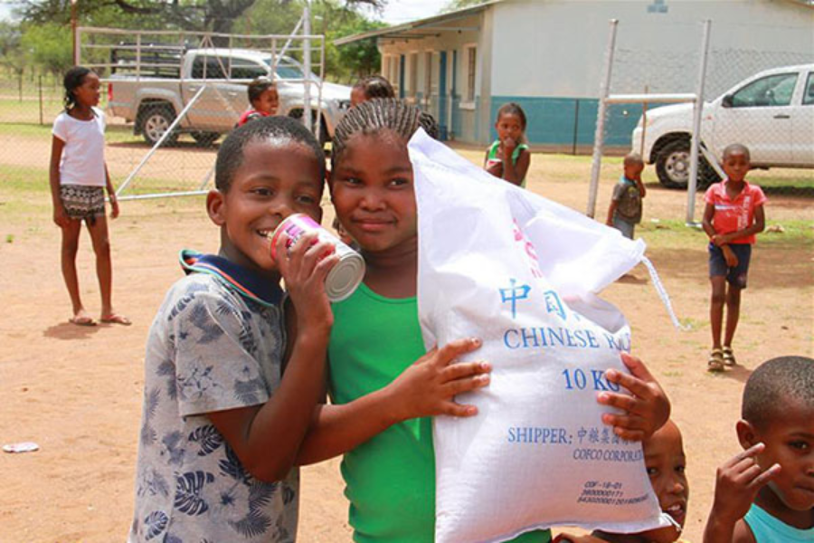 纳米比亚的孩子抱着中国援助的大米 图片来源:新华社