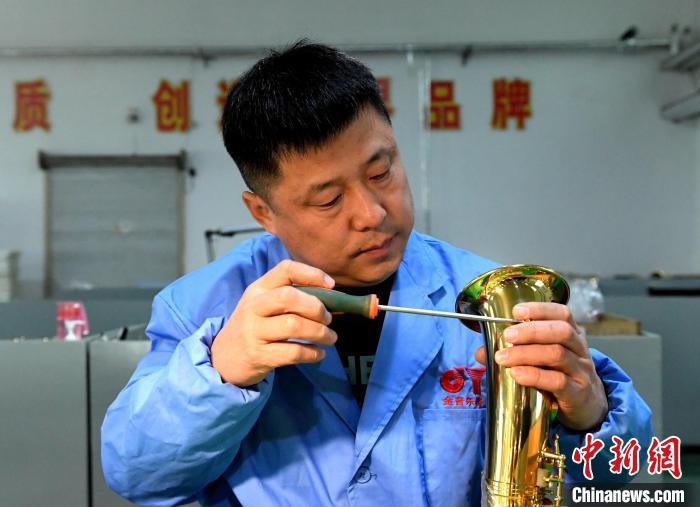 12月30日，张磊在组装萨克斯。贾枭梦 摄