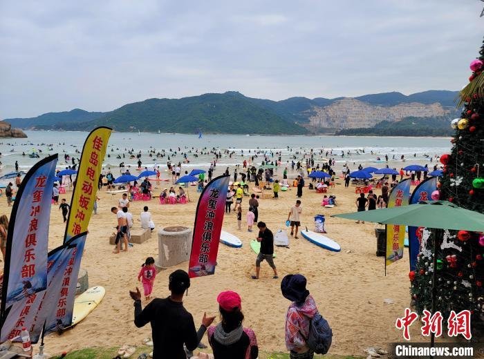 资料图:元旦假日期间,游客在三亚后海沙滩享受假日时光。 王晓斌 摄