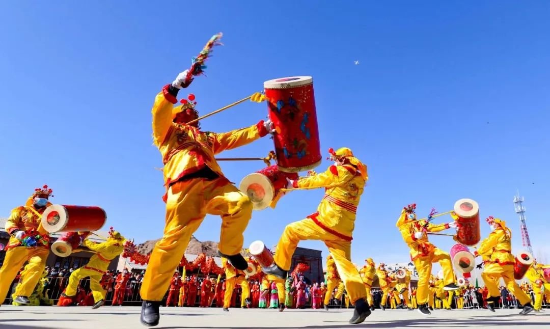 ↑2022年2月15日是农历元宵节，群众在甘肃省张掖市临泽县河西民俗博览园高老庄文化广场观赏社火表演。当日，临泽县“赏七彩丹霞&middot;品西游文化&middot;高老庄里闹元宵”社火展演活动举行。