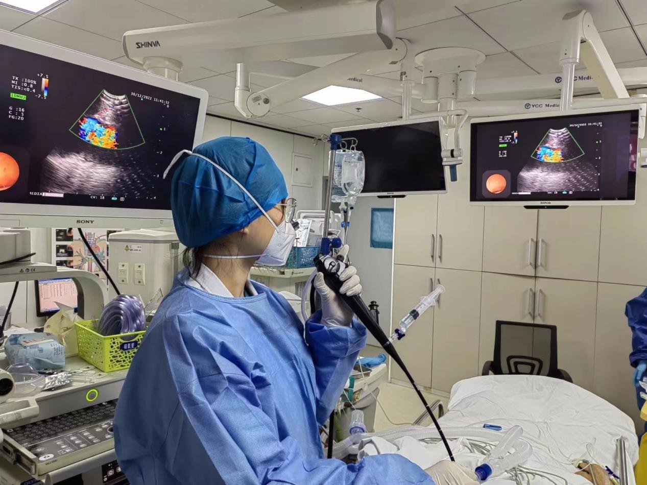 柯蕊医生在给新冠患者行经支气管镜吸痰