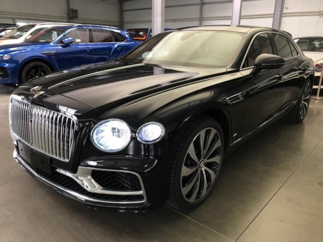 2022款宾利飞驰v8黑色棕黑双色338万