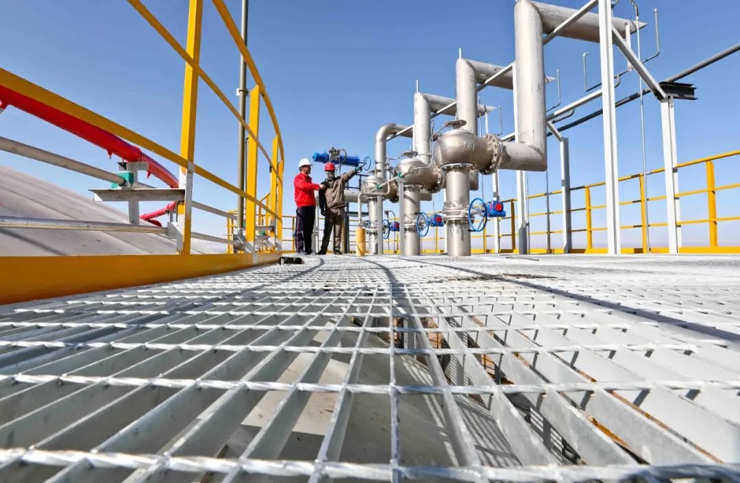 ↑“五一”期间，在甘肃张掖LNG天然气储备中心、张掖交投山丹10万千瓦光伏发电项目、张掖公路物流港建设现场及S18张肃公路弱水收费站，劳动者们放弃休息坚守岗位，挥洒汗水、奉献力量。