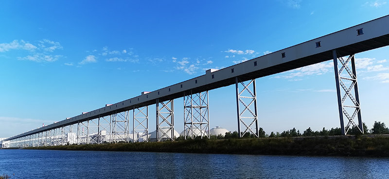 河钢集团加速释放区位调整后发优势，全力将产品、技术、装备等优势转化为发展优势和经济效益。图为河钢集团唐钢新区全封闭皮带通廊。