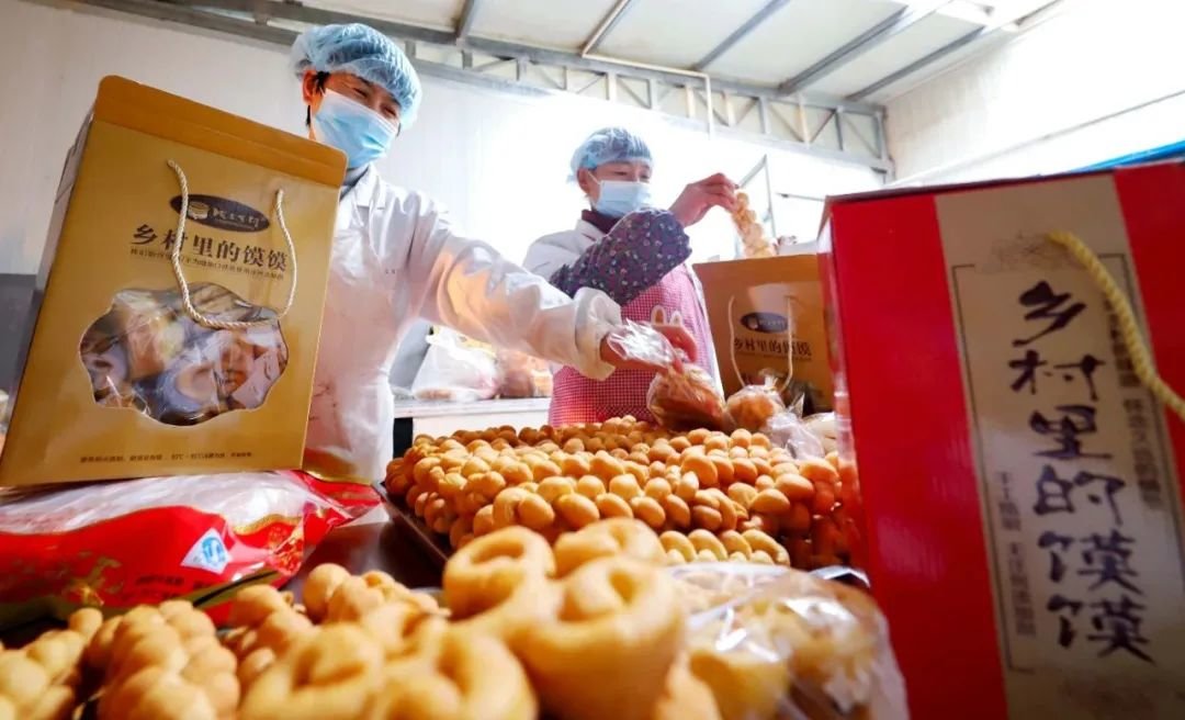 ↑2022年1月24日，张掖民乐县陇上乡村农业科技公司乡村馍馍加工车间内，工人们抓紧加工节日花馍。