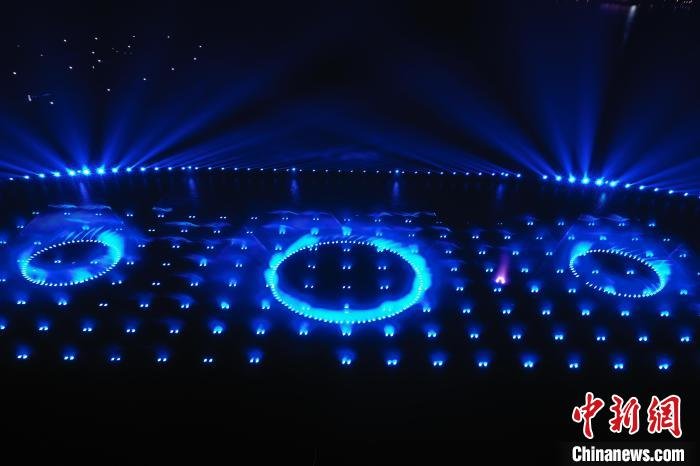 南昌九龙湖公园光影水秀喷泉表演结合脉动水幕投影、亮彩激光灯等设备,构成全新水秀表演平台。 刘占昆 摄