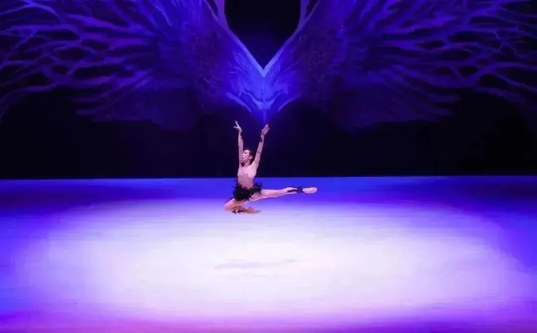 （“2021年度顶尖舞者”常志旭《羽》）