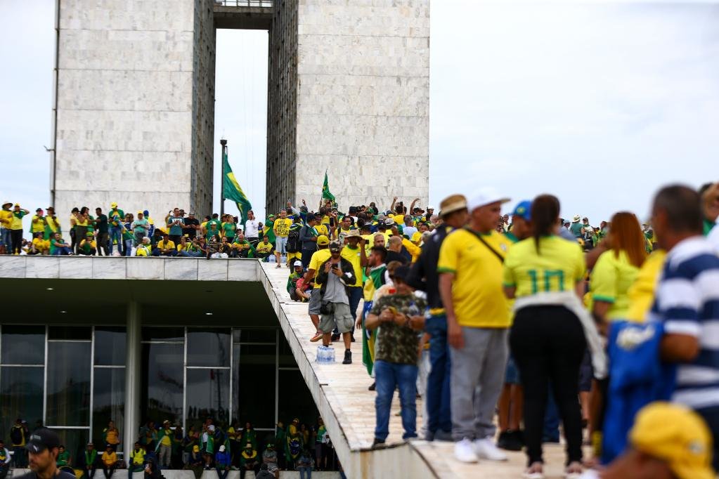 1月8日，在巴西首都巴西利亚，示威者聚集在巴西国会。新华社/巴西通讯社