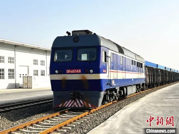 资料图：2022年12月12日，中欧班列(齐鲁号)第1900列顺利开行。图为开行的“齐鲁号”班列。山东高速 供图