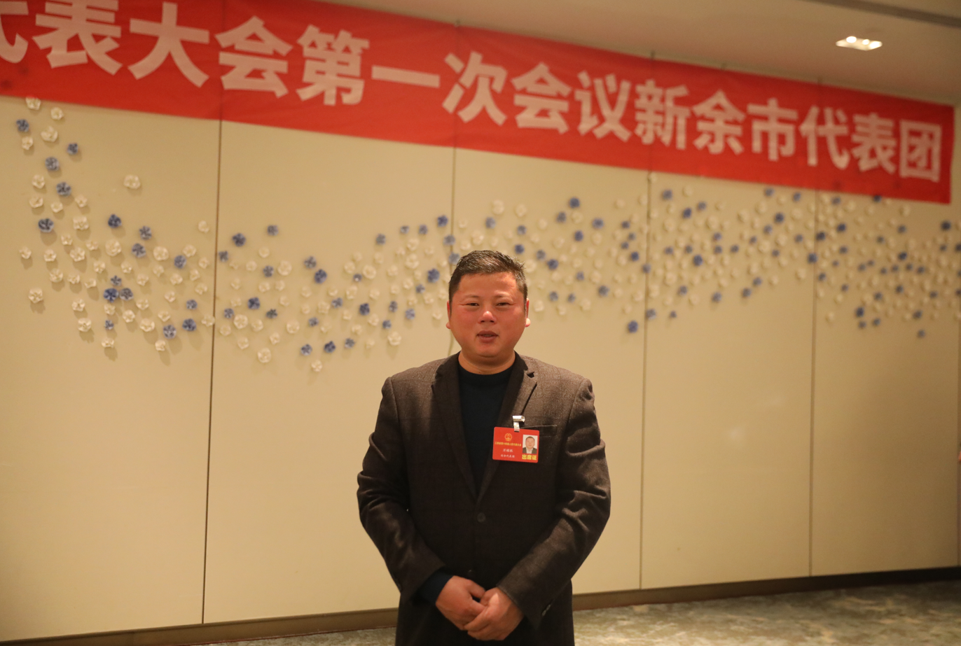 江西省人大代表,新余市分宜县钤山镇金鸡布村党总支书记,村委会主任万