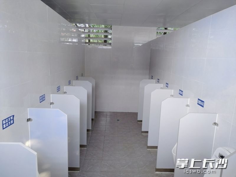 厕所里新建了小便斗,并有隔断进行隔开。