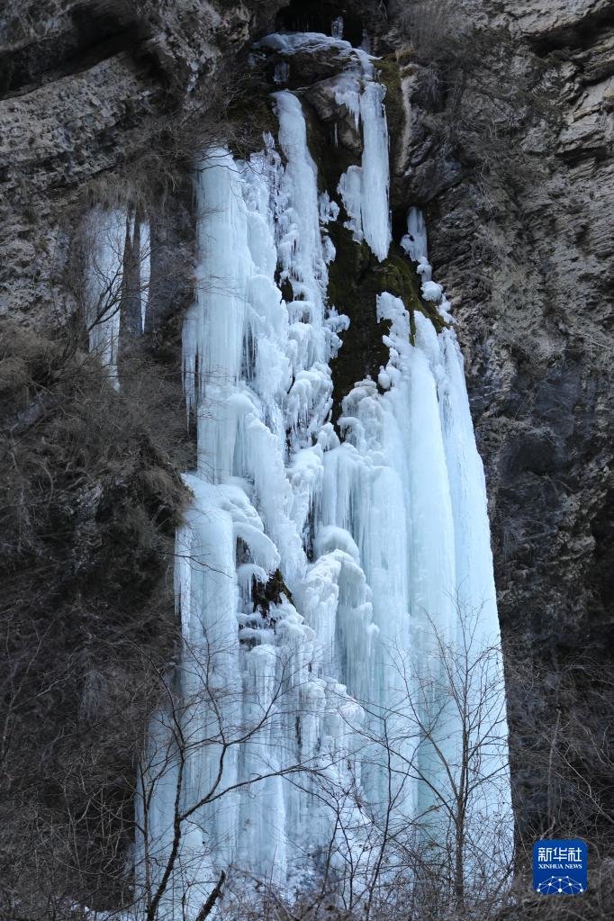 这是1月8日拍摄的官鹅沟景区冰瀑景观 新华社记者 崔嘉琪 摄