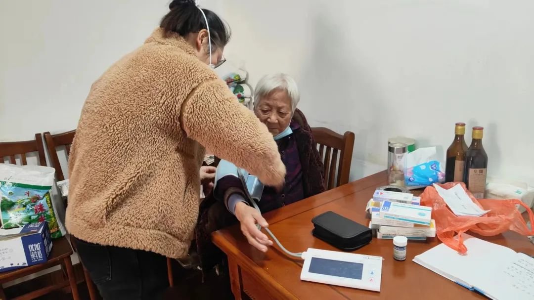 王丹萍去给行动不便的老人家里测量血压血糖。受访者 供图