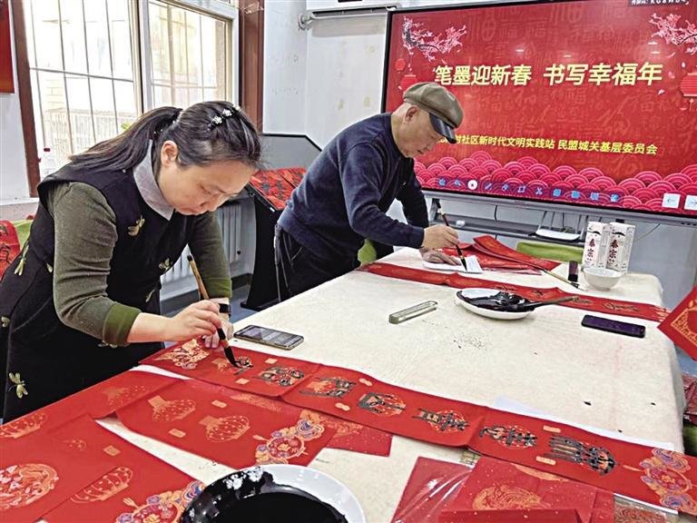 ▲1月10日下午,白银路街道西北新村社区党员活动阵地翰墨飘香。社区新时代文明实践站联合民盟城关区基层委员会,邀请书法家举办了“笔墨迎新春 书写幸福年”活动。大家现场裁红纸、写春联、写“福”字,把新春祝福送到辖区居民手中。 兰州日报社全媒体记者 任泽昕 张永玉 摄