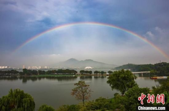 南京坚持“山水城林”融为一体的生态格局，经济发展同时让好山好水融入城市风光。　泱波 摄