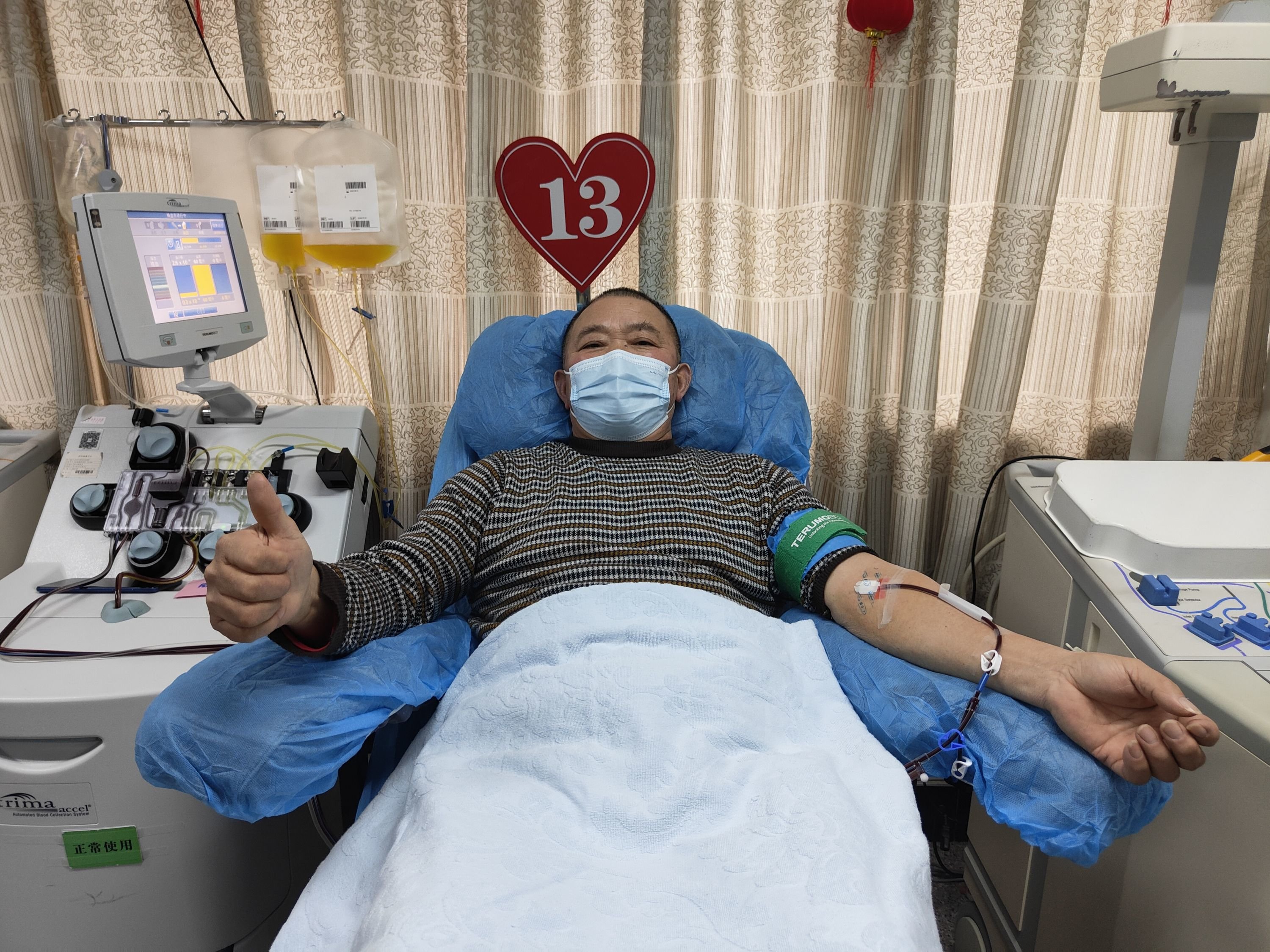 “献血大王”李光明第381次献血。肖莉娇 摄