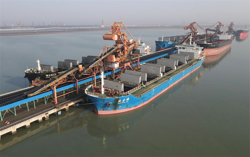 1月8日，船舶在黄骅港码头装运煤炭（无人机照片）。新华社记者 王民 摄