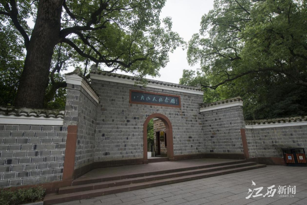 ▲八大山人纪念馆成立于1959年，是我国第一座古代画家纪念馆，其前身为道教净明派道场“青云谱”，2006年被评为“全国重点文物保护单位”。以陈列书画展览为主，集文物收藏、学术研究、陈列展览、旅游服务于一体。八大山人纪念馆占地约46亩，四面环水，形似“八大”笔下游鱼，与梅湖浑然一体，水陆相生，宛若“太极”，全馆以旧址、真迹馆、艺术研究中心和彭友善美术馆组成。