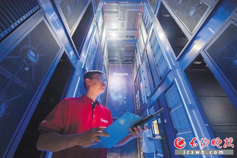 在湖南湘江新区的世界计算·长沙智谷,长沙市人工智能创新中心的工作人员在对服务器进行调试。该中心为湖南省目前AI算力规模最大的公共平台。 长沙晚报全媒体记者 黄启晴 摄