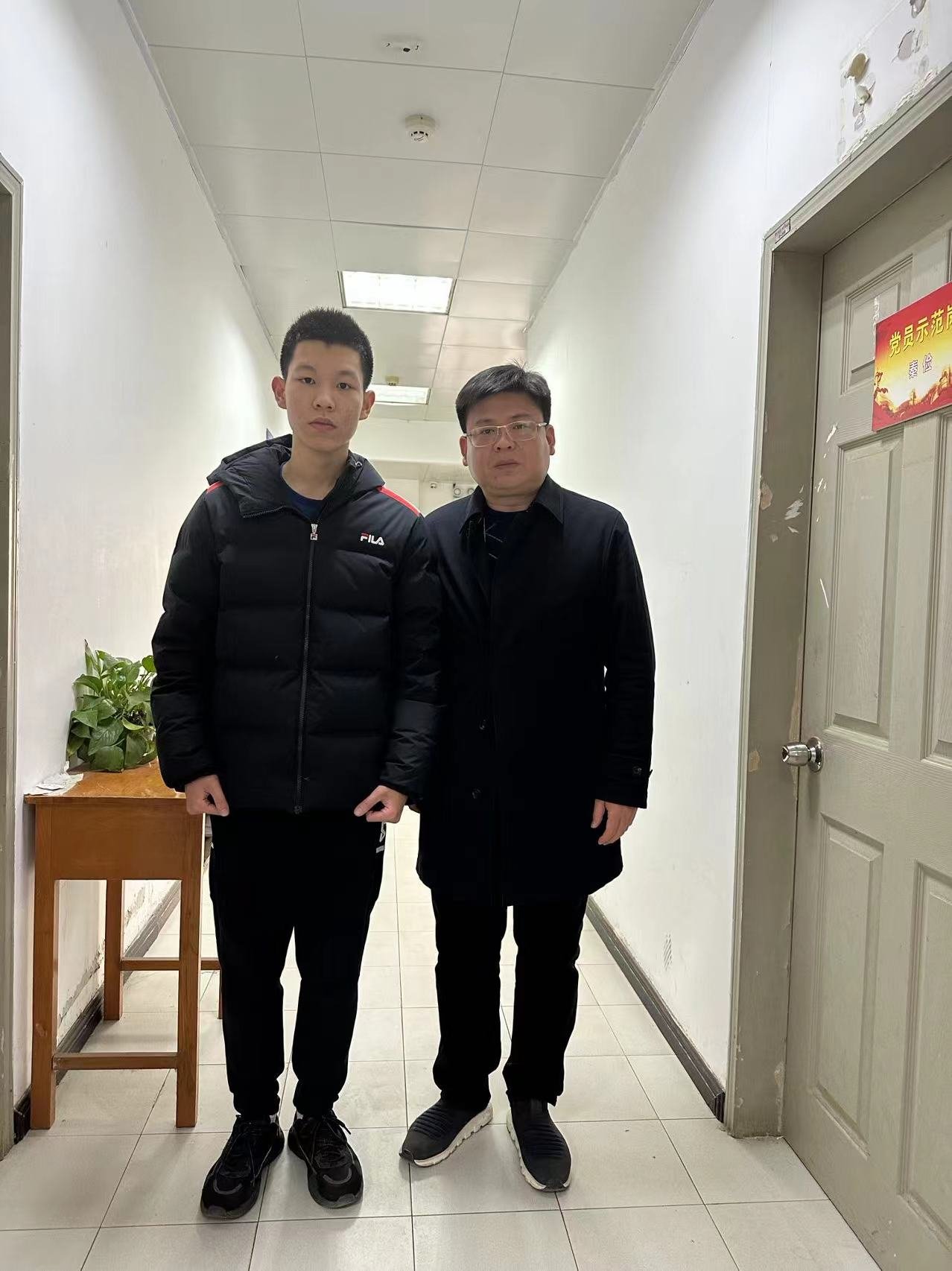 黄俊文（左）和教练李建国。