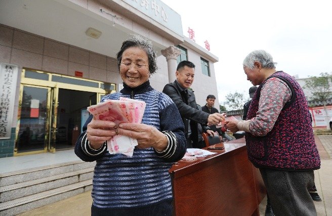 江西东乡马圩镇村民节前喜得产业分红款（图）