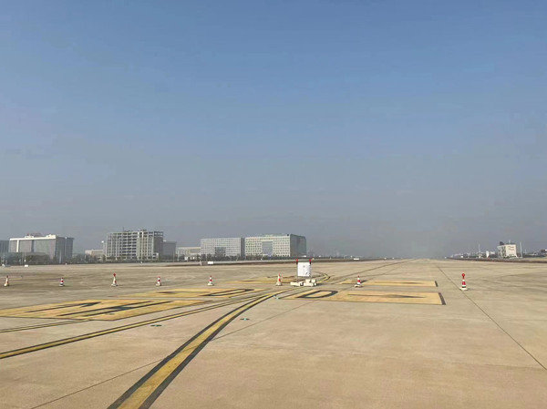 启用前的天河机场二跑道（局部）。