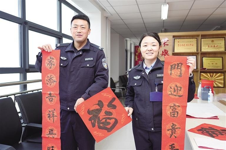 ▲1月12日,来自兰州新区商务和文化旅游局、兰州新区书法家协会及兰州新区中州书画研究院的书法名家走进新区交警大队,与警营中的书法爱好者挥毫泼墨共写春联,为交警们送上节日的问候和最温暖的祝福。兰州日报社全媒体记者 张丹 摄