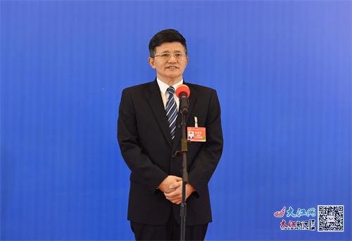 江西省国资委党委书记陈德勤接受媒体采访（记者 王祺 摄）