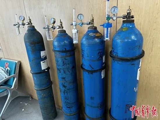 2022年12月30日,首都医科大学附属北京佑安医院急诊大厅,一组氧气瓶靠墙摆放。
