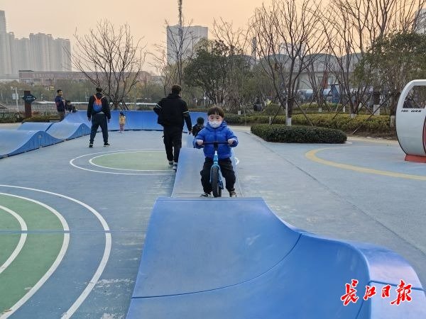 张之洞体育公园内玩平衡车的孩子。 记者孙笑天 摄