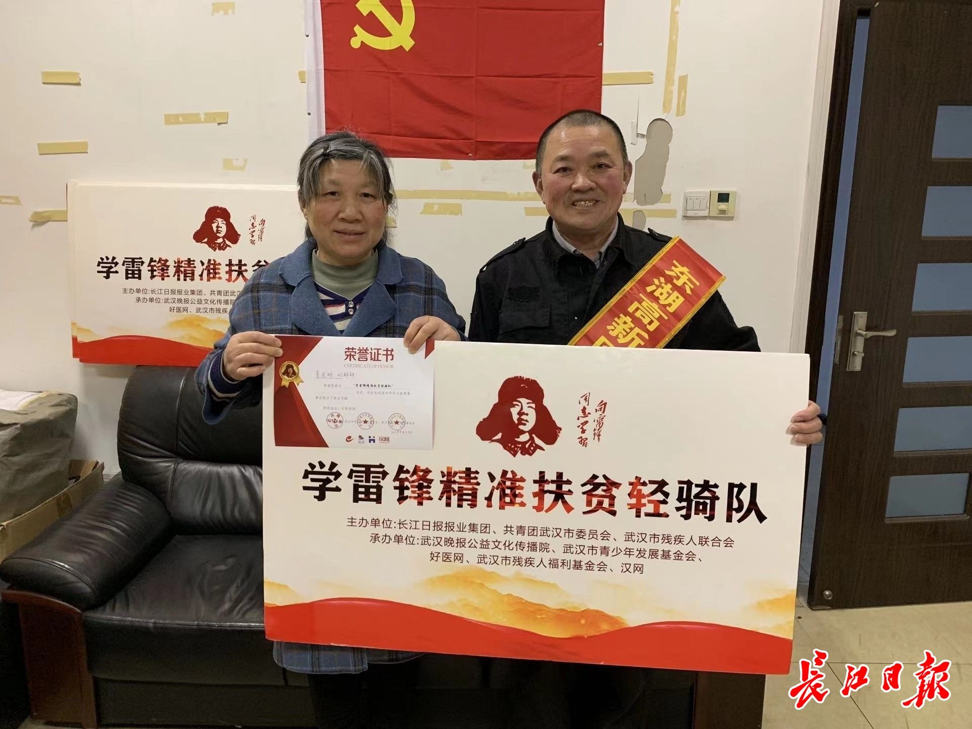 李光明和妻子参加公益活动。记者唐婧妮 摄