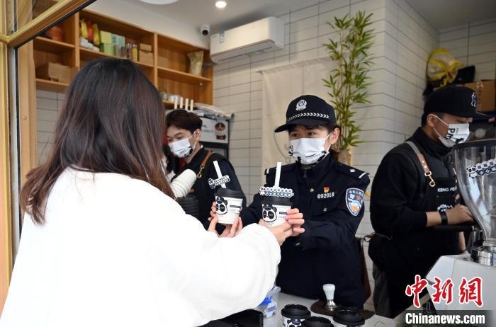 民警在咖啡店进行反诈知识宣传。　安源 摄