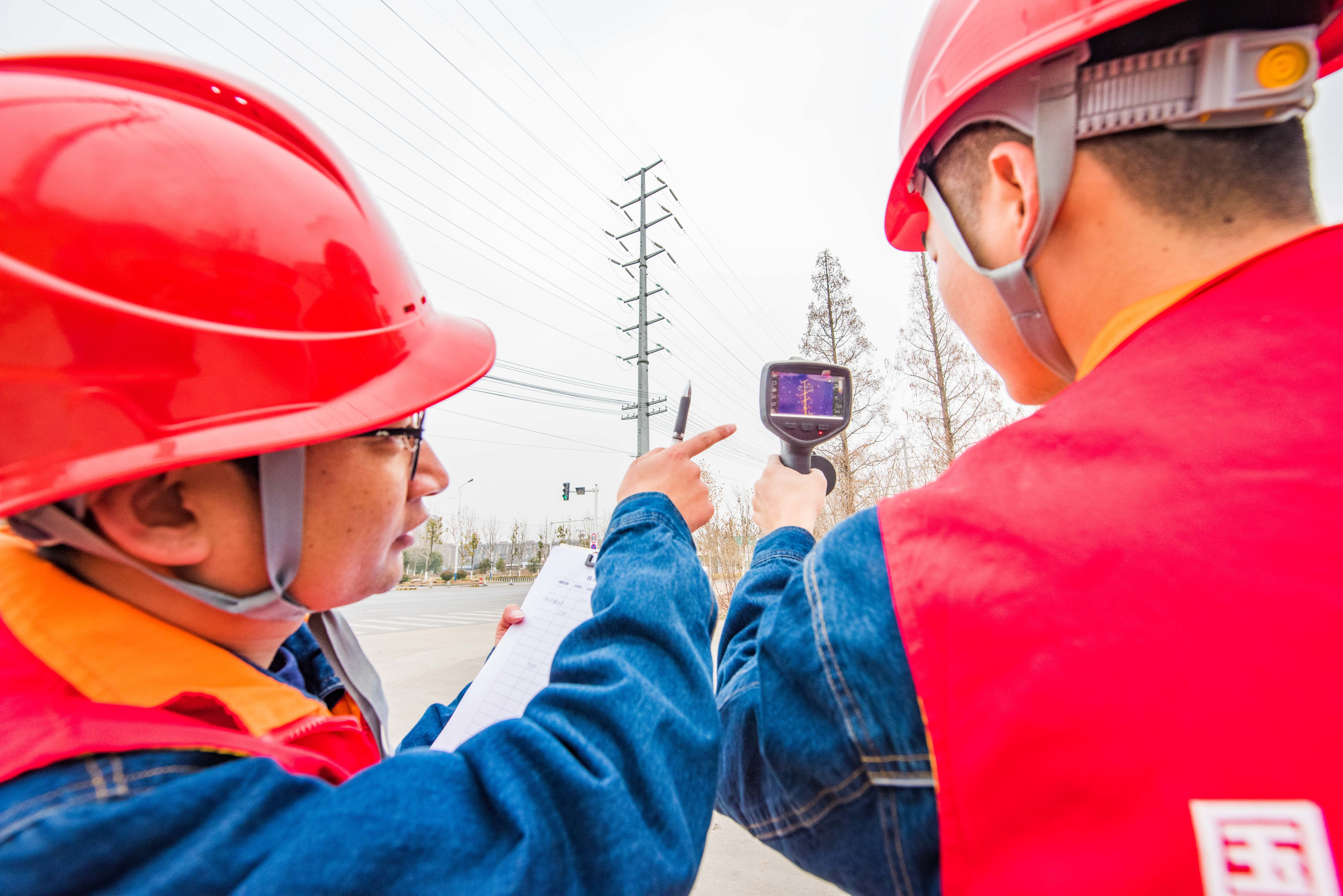 安徽庐江:开展无人机线路巡视 迎峰度冬再添新科技凤凰网安徽_凤凰网