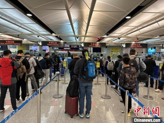 图为旅客在T1航站楼边检入境大厅候检。　王瑞东 摄