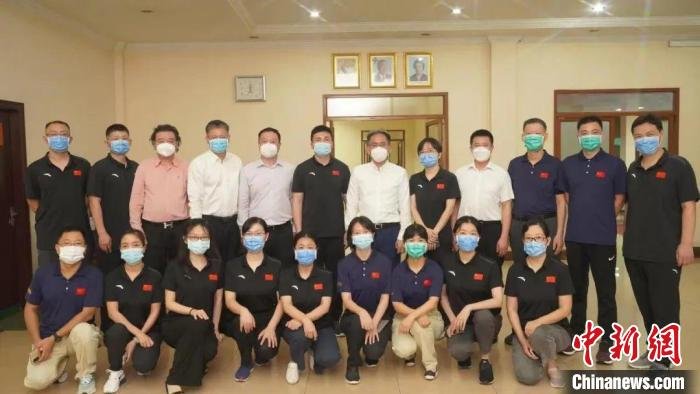 柬埔寨中国商会春节前慰问援柬中医医疗队