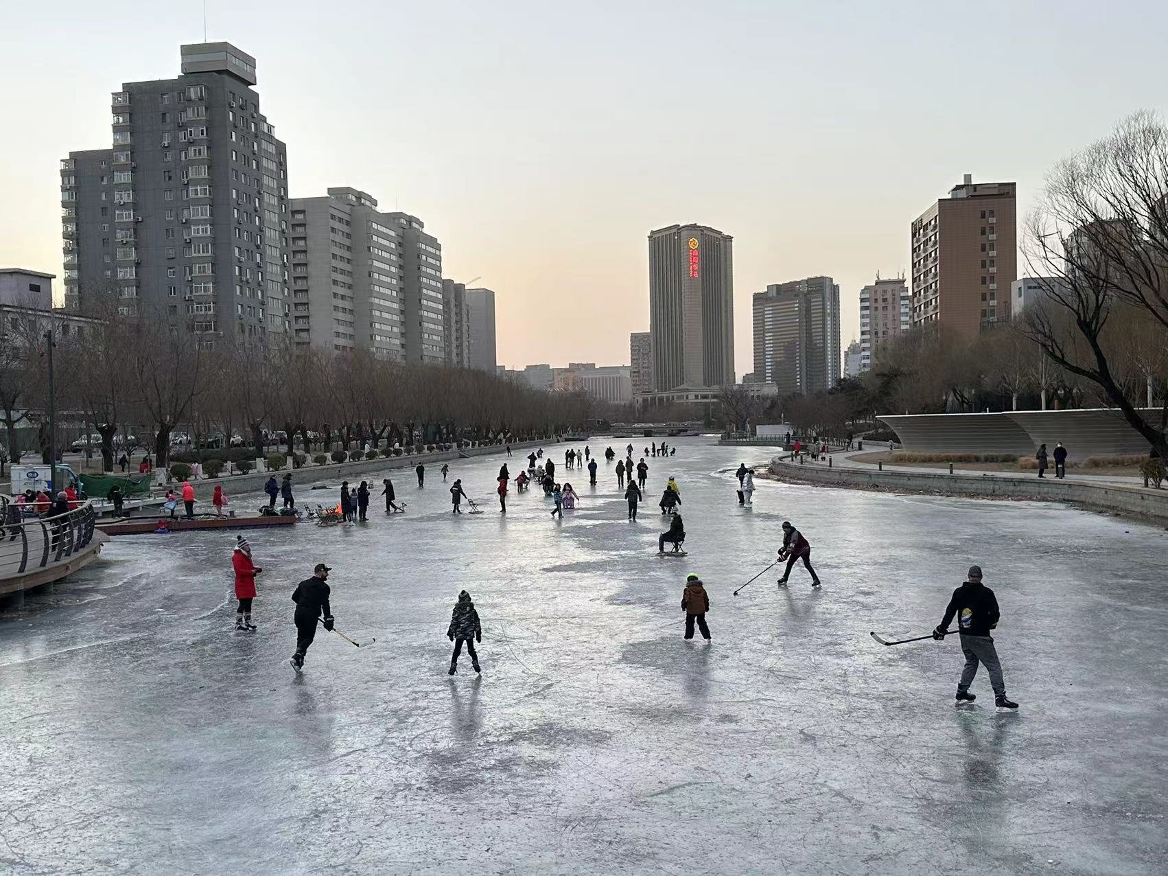 北京亮马河上,市民们就地滑冰 图片来源:每经记者 刘雪梅 摄