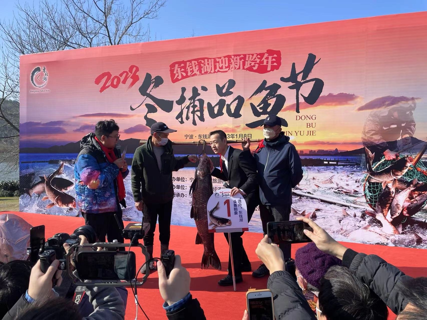 鱼跃人欢庆余年，山青水碧呈画卷 浙江最大淡水湖东钱湖冬捕起网