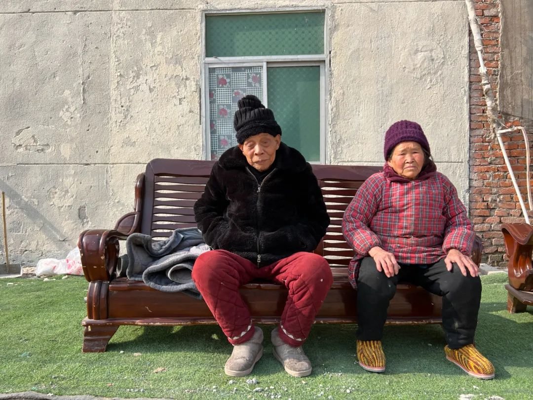 朱玉珍的父亲朱金永和母亲史现云,因为儿子“涉黑”喊冤被判寻衅滋事罪。张梦云 摄