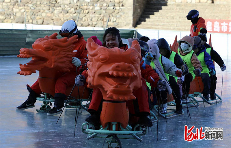 1月7日，秦皇岛市第七届全民健身趣味冰雪运动会在老君顶滑雪场举行。图为运动会现场。通讯员付莹莹摄